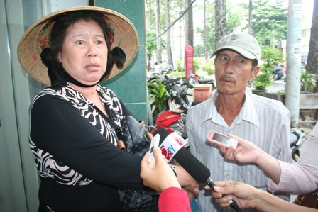 Vợ chồng ông Ái kêu trời khi biết mình bị "sập bẫy" Vợ chồng ông Ái kêu trời khi biết mình bị "sập bẫy"