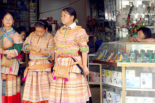 Việc đầu tiên xuống chợ của các sơn nữ là vào hàng điện thoại nạp thẻ và tải bài hát Việc đầu tiên xuống chợ của các sơn nữ là vào hàng điện thoại nạp thẻ và tải bài hát