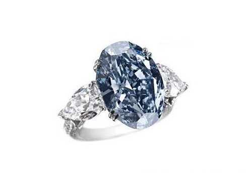 2. Chopard Blue Giá: 16,26 triệu USD Nhẫn kim cương màu luôn độc và đắt hơn rất nhiều so với kim cương trắng. Đó là lý do tại sao chiếc Chopard Blue này lại có giá tới gần 17 triệu USD. Ngoài viên kim cương xanh nổi bật, hãng trang sức Chopard còn nạm thêm nhiều kim cương trắng để trang trí và sử dụng vàng trắng 18 carat để làm vòng nhẫn. 2. Chopard Blue Giá: 16,26 triệu USD Nhẫn kim cương màu luôn độc và đắt hơn rất nhiều so với kim cương trắng. Đó là lý do tại sao chiếc Chopard Blue này lại có giá tới gần 17 triệu USD. Ngoài viên kim cương xanh nổi bật, hãng trang sức Chopard còn nạm thêm nhiều kim cương trắng để trang trí và sử dụng vàng trắng 18 carat để làm vòng nhẫn.