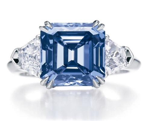 6. Nhẫn kim cương Vivid Blue Giá: 7,9 triệu USD Viên kim cương xanh được cắt hình vuông đính trên đây có trọng lượng 6 carat. Thêm vào đó, chiếc nhẫn này còn được nạm nhiều viên kim cương trắng xung quanh và có quai nhẫn được làm từ bạch kim. 6. Nhẫn kim cương Vivid Blue Giá: 7,9 triệu USD Viên kim cương xanh được cắt hình vuông đính trên đây có trọng lượng 6 carat. Thêm vào đó, chiếc nhẫn này còn được nạm nhiều viên kim cương trắng xung quanh và có quai nhẫn được làm từ bạch kim.