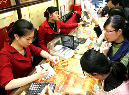 Ông chủ Bảo Tín Minh Châu đã mất rất nhiều thời gian, công sức cũng như tiền bạc để thuê những nghệ nhân giỏi nhất của Hà Thành sáng tạo nên hình ảnh con rồng trên miếng vàng Rồng Thăng Long. Ông chủ Bảo Tín Minh Châu đã mất rất nhiều thời gian, công sức cũng như tiền bạc để thuê những nghệ nhân giỏi nhất của Hà Thành sáng tạo nên hình ảnh con rồng trên miếng vàng Rồng Thăng Long.