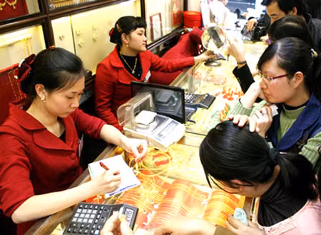 Ông chủ Bảo Tín Minh Châu đã mất rất nhiều thời gian, công sức cũng như tiền bạc để thuê những nghệ nhân giỏi nhất của Hà Thành sáng tạo nên hình ảnh con rồng trên miếng vàng Rồng Thăng Long.