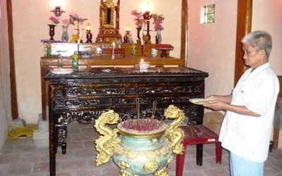 Già Vân với cặp tre làm quẻ xem vận hạn ở đền Cây Đa cho mọi người. Già Vân với cặp tre làm quẻ xem vận hạn ở đền Cây Đa cho mọi người.