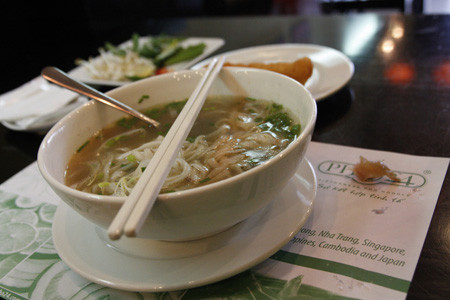 Bát phở tái gân anh Long gọi chiều 13/7.