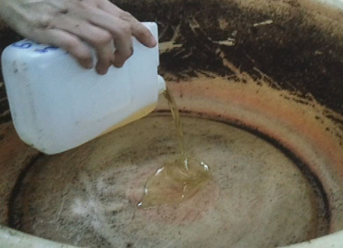 Đổ hóa chất ra chậu để “tẩm” vào đậu nành