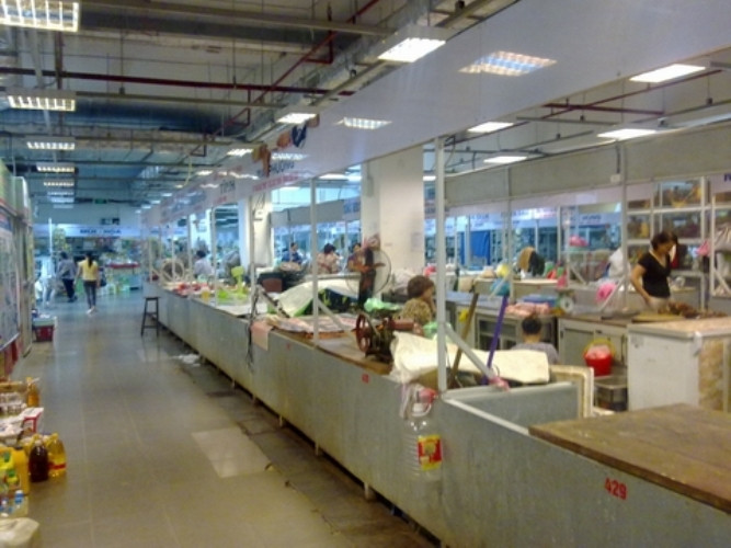 Dãy hàng thịt lác đác người bán, vắng bóng người mua