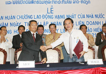 Bầu Đức đại diện Hoàng Anh Gia Lai vinh dự đón nhận huân chương của Nhà nước Lào. Ảnh: TL