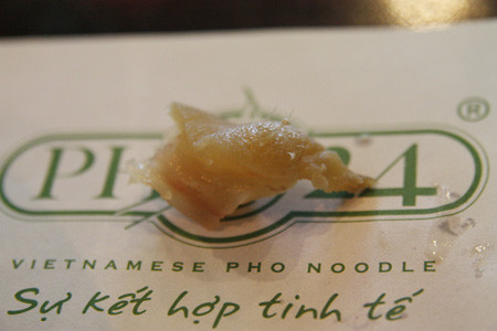 Miếng gân toàn lông trong bát phở.