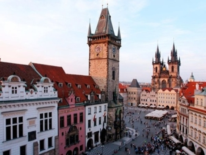19. Prague, Cộng hòa Séc Prague, Cộng hòa Séc. Giá phòng đôi tại khách sạn 4 sao: 133,93 USD Giá 3km taxi: 12,83 USD Giá 2 ly cocktail tại khách sạn 5 sao: 14,85 USD Giá bữa tối cho hai người (kèm một chai rượu): 91,26 USD Tổng: 252,87 USD 19. Prague, Cộng hòa Séc Prague, Cộng hòa Séc. Giá phòng đôi tại khách sạn 4 sao: 133,93 USD Giá 3km taxi: 12,83 USD Giá 2 ly cocktail tại khách sạn 5 sao: 14,85 USD Giá bữa tối cho hai người (kèm một chai rượu): 91,26 USD Tổng: 252,87 USD