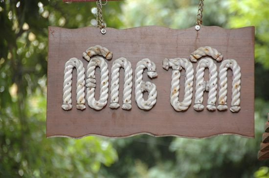 2. Nem nướng Nha Trang tại Quán Nông dân Địa chỉ: số 5 ngõ 495 Nguyễn Trãi – Thanh xuân Giá: 60.000 đồng/suất Quán rộng rãi, bàn ghế sạch sẽ, đặc biệt là nhân viên phục vụ rất chuyên nghiệp và lịch sự. Quán nông dân trước ở Hàng Bông sau đó chuyển về Nguyễn Trãi. Quán nổi tiếng với món nem nướng Nha Trang.