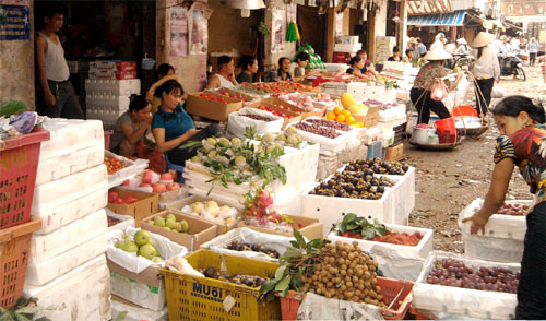 Về đến các chợ lẻ, giá bị tăng lên gấp 10, thậm chí 20 lần. Không gì lãi bằng buôn hoa quả nhập khẩu