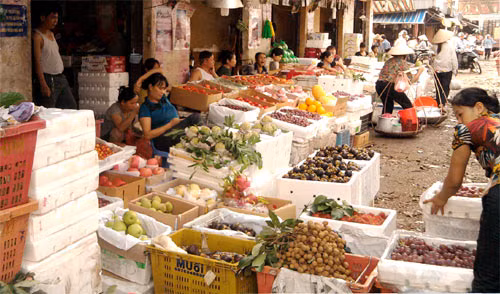 Về đến các chợ lẻ, giá bị tăng lên gấp 10, thậm chí 20 lần. Không gì lãi bằng buôn hoa quả nhập khẩu