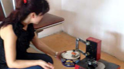 Lực lượng chức năng bắt quả tang nhân viên công ty đang “làm mới” hộp bánh Ano Fiesta Lực lượng chức năng bắt quả tang nhân viên công ty đang “làm mới” hộp bánh Ano Fiesta