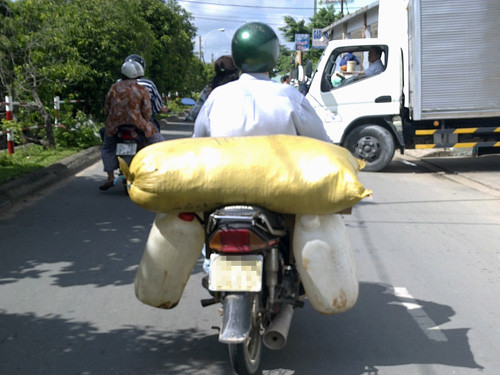 Các cơ sở nhỏ lẻ mua đậu nành rang về chế biến thành “cà phê” mang đi bỏ