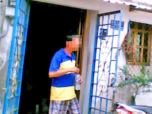 Người đàn ông chở đậu nành rang về đến nhà ở H.Bình Chánh