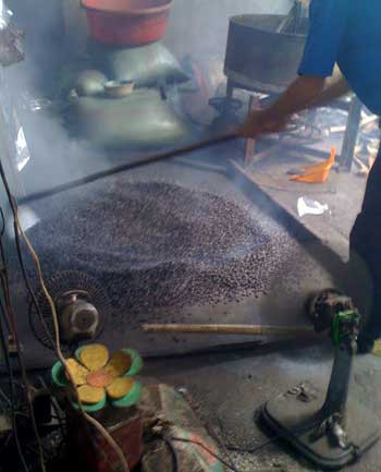 Thâm nhập lò sản xuất cà phê chứa thuốc ký ninh Thâm nhập lò sản xuất cà phê chứa thuốc ký ninh