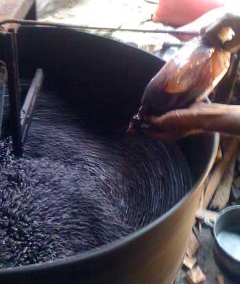 Cho hóa chất vào để tạo ra cafe. Ảnh: C.Q Cho hóa chất vào để tạo ra cafe. Ảnh: C.Q