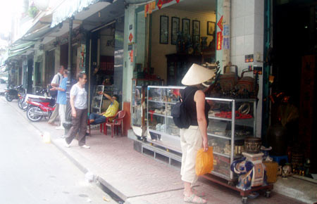 Một góc phố buôn bán đồ cổ (đa phần là đồ giả cổ) Lê Công Kiều, quận 1. Một góc phố buôn bán đồ cổ (đa phần là đồ giả cổ) Lê Công Kiều, quận 1.