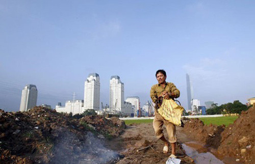 Với thu nhập mỗi tháng từ 5 đến 10 triệu đồng, người dân khó thực hiện giấc mơ có nhà ở các khu đô thị tại Việt Nam. Với thu nhập mỗi tháng từ 5 đến 10 triệu đồng, người dân khó thực hiện giấc mơ có nhà ở các khu đô thị tại Việt Nam.