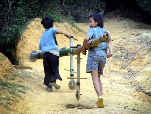 Vác xe lên dốc để tiếp tục những chặng đua mới. Ảnh: Ngôi sao.