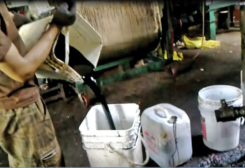 Lấy dung dịch màu đen lạ tẩm vào nậu nành rang Lấy dung dịch màu đen lạ tẩm vào nậu nành rang