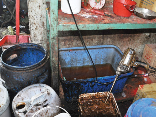 Nơi pha trộn các hóa chất, phẩm màu để tẩm vào đậu nành chế biến thành cà phê Nơi pha trộn các hóa chất, phẩm màu để tẩm vào đậu nành chế biến thành cà phê