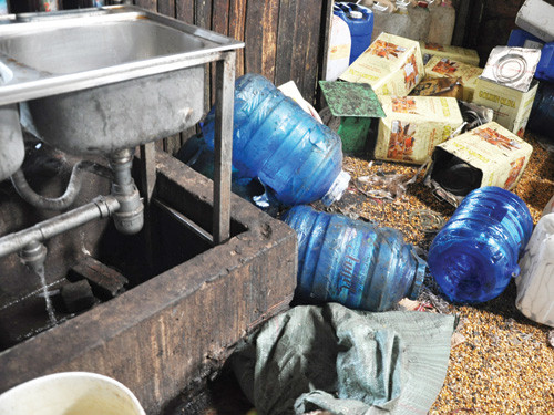 Nguyên liệu đậu nành, bắp, các hóa chất để ngổn ngang Nguyên liệu đậu nành, bắp, các hóa chất để ngổn ngang