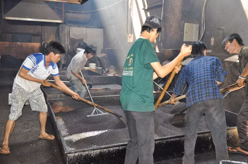 Đậu nành sau khi trộn các loại hóa chất, hương liệu và rang xong