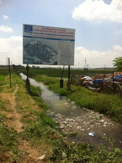 Dự án khu đô thị Dầu khí Đức Giang (Hoài Đức) vẫn chỉ trơ trơ một tấm biển. Dự án khu đô thị Dầu khí Đức Giang (Hoài Đức) vẫn chỉ trơ trơ một tấm biển.