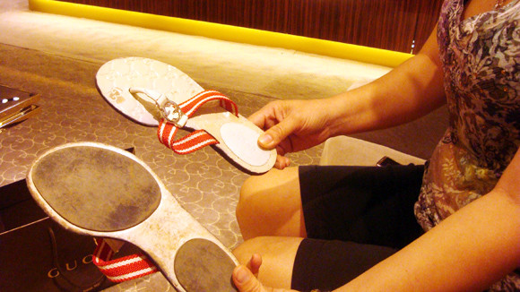 Đôi dép Gucci có giá gốc tới 10 triệu đồng mà đi 1 ngày đã bị tróc da Đôi dép Gucci có giá gốc tới 10 triệu đồng mà đi 1 ngày đã bị tróc da