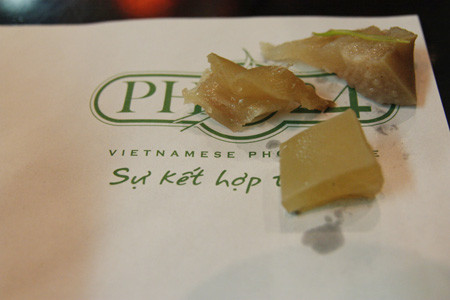 Những miếng gân khác mà anh Long cho rằng là bì lợn nhưng đại diện Phở 24 khẳng định là vó bò. Ảnh: NVCC.