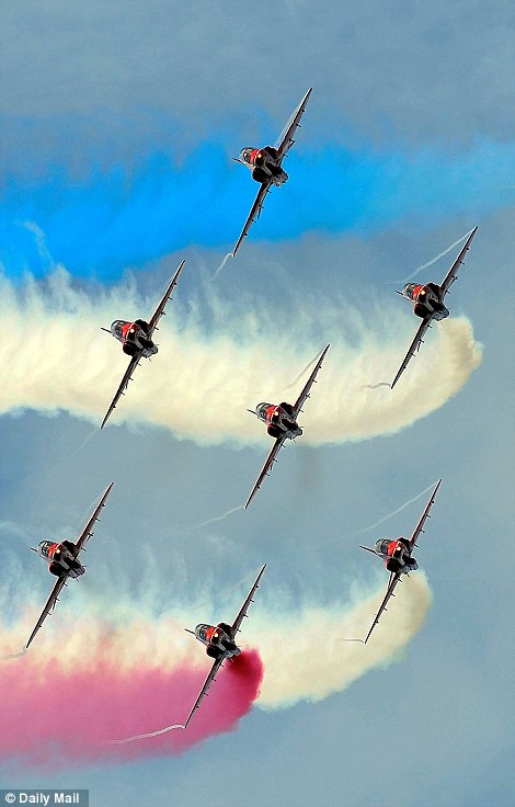 Kể từ khi Thiếu tá Jon Egging ra đi, Phi đội Mũi Tên Đỏ chỉ còn tập luyện với 8 thành viên.