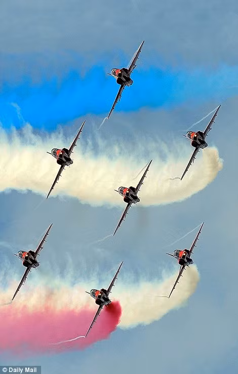 Kể từ khi Thiếu tá Jon Egging ra đi, Phi đội Mũi Tên Đỏ chỉ còn tập luyện với 8 thành viên.