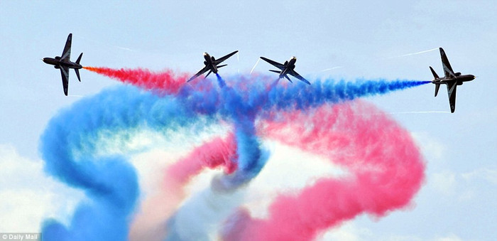 Đây là lần xuất hiện gần đây nhất của Phi tội Mũi Tên Đỏ gồm 8 thành viên kể từ khi xảy ra sự kiện một thành viên của đội là Thiếu tá Jon Egging, 33 tuổi đã thiệt mạng trong một lần bay trình diễn gần sân bay Bournemouth vào hôm 20/8/2011 vừa qua.