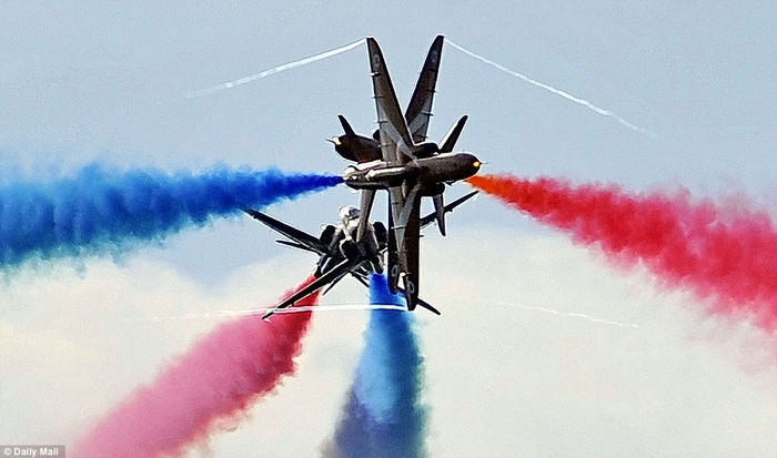 Trong lần trình diễn mới nhất này, các thành viên của đội bay trình diễn đã bay trong 20 phút mà khuyết đi một thành viên dũng cảm Jon Egging trên bầu trờ Hạt Chatsworth.