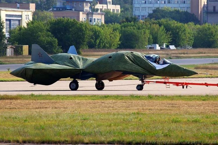 Tiêm kích thế hệ thứ năm T-50 được sản xuất theo chương trình “PAK FA” sẽ là tương lai của Không quân liêng bang Nga. Tiêm kích thế hệ thứ năm T-50 được sản xuất theo chương trình “PAK FA” sẽ là tương lai của Không quân liêng bang Nga.