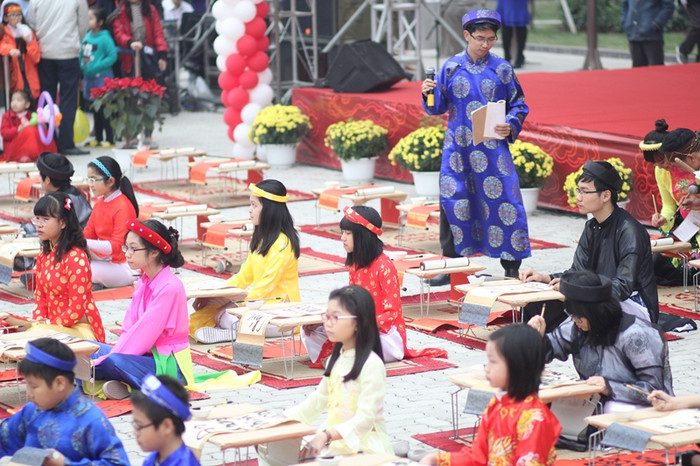 “Tặng chữ ngày Xuân” là một truyền thống giàu đẹp với ý nghĩa tôn vinh người có học, trọng văn chương của dân tộc ta. Mùa Xuân năm nay, truyền thống đẹp ấy đã được tái hiện lại một cách trang trọng, ý nghĩa bởi chính các em nhỏ hiện đang là học sinh trường PTLC Vinschool. “Tặng chữ ngày Xuân” là một truyền thống giàu đẹp với ý nghĩa tôn vinh người có học, trọng văn chương của dân tộc ta. Mùa Xuân năm nay, truyền thống đẹp ấy đã được tái hiện lại một cách trang trọng, ý nghĩa bởi chính các em nhỏ hiện đang là học sinh trường PTLC Vinschool.