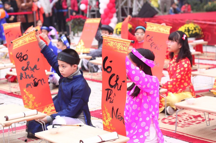 Chính tay các “ông đồ nhí” của Vinschool đã viết nên những tấm thư pháp vừa có tính nghệ thuật, vừa là món quà tinh thần mang những thông điệp ý nghĩa trong một cuộc thi tôn vinh truyền thống hiếu học, trọng chữ, trọng tài của dân tộc Việt Nam. Chính tay các “ông đồ nhí” của Vinschool đã viết nên những tấm thư pháp vừa có tính nghệ thuật, vừa là món quà tinh thần mang những thông điệp ý nghĩa trong một cuộc thi tôn vinh truyền thống hiếu học, trọng chữ, trọng tài của dân tộc Việt Nam.