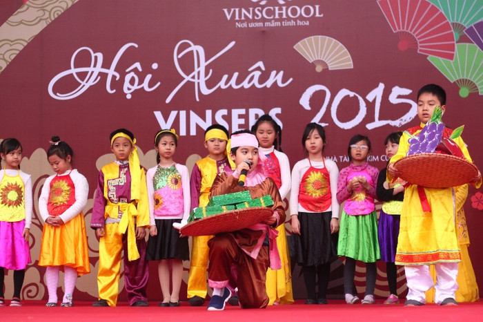 Tích cổ truyền về Sự tích bánh chưng bánh giày đã được các em học sinh tái hiện trên sân khấu, thể hiện sự trân trọng của thế hệ trẻ với truyền thống của dân tộc. Là môi trường giáo dục hiện đại kết hợp tinh hoa của nền giáo dục Việt Nam và thế giới, Hệ thống giáo dục Vinschool đặc biệt chú trọng việc giữ gìn và phát huy bản sắc văn hóa, tinh thần tự tôn dân tộc trong mọi hoạt động giáo dục của Nhà trường. Tích cổ truyền về Sự tích bánh chưng bánh giày đã được các em học sinh tái hiện trên sân khấu, thể hiện sự trân trọng của thế hệ trẻ với truyền thống của dân tộc. Là môi trường giáo dục hiện đại kết hợp tinh hoa của nền giáo dục Việt Nam và thế giới, Hệ thống giáo dục Vinschool đặc biệt chú trọng việc giữ gìn và phát huy bản sắc văn hóa, tinh thần tự tôn dân tộc trong mọi hoạt động giáo dục của Nhà trường.
