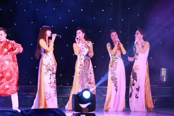 Một trong những màn trình diễn ấn tượng của đêm qua là phần hòa giọng của các người đẹp nổi tiếng gồm Thanh Mai - Mai Thu Huyền - Băng Châu- Thu Hương - Hoàng Yến - cùng hai diễn viên Đinh Y Nhung - Nguyệt Ánh trong một liên khúc xuân rộn ràng gợi nhớ thời hoàng kim của Duyên dáng Việt Nam đình đám một thời.