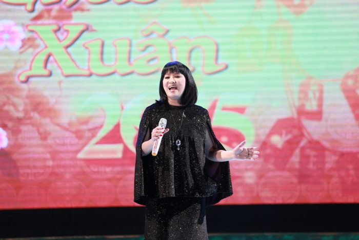 Ca sĩ gạo cội Cẩm Vân cũng đến góp mặt trong chương trình với tư cách là người kết nối một Mạnh Thường Quân hỗ trợ cho chương trình 50 triệu đồng.