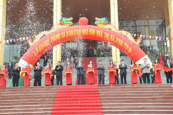 Lễ cắt băng khánh thành công trình NVH thị xã Phú Thọ. Lễ cắt băng khánh thành công trình NVH thị xã Phú Thọ.