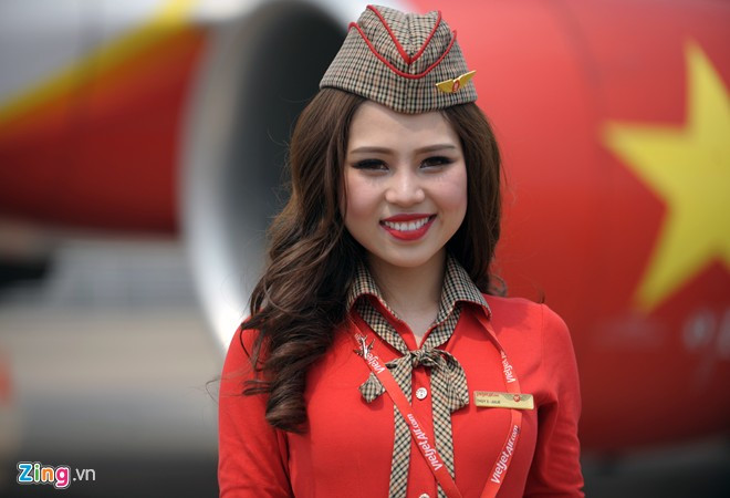 Thủy trong đồng phục của ngành. Tốt nghiệp đại học về chuyên ngành thời trang tại Mỹ nhưng Thủy lại có đam mê về du lịch và khám phá. Duyên đưa cô đến với nghề tiếp viên hàng không do trong quá trình về Việt Nam thực tập, Thủy thử nộp hồ sơ rồi may mắn trúng tuyển. Trải qua một thời gian huấn luyện đặc biệt nghiêm khắc tại trung tâm huấn luyện, cô quyết định gắn bó với công việc này.