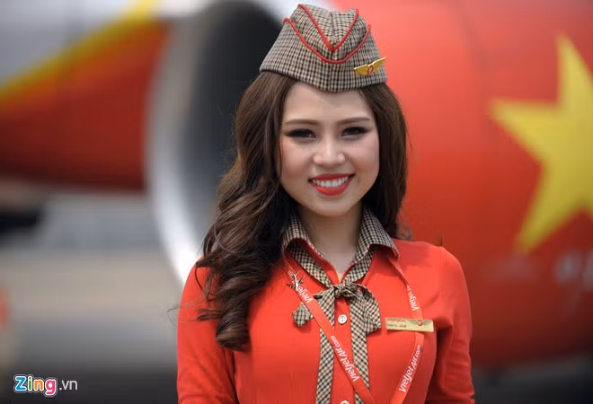 Thủy trong đồng phục của ngành. Tốt nghiệp đại học về chuyên ngành thời trang tại Mỹ nhưng Thủy lại có đam mê về du lịch và khám phá. Duyên đưa cô đến với nghề tiếp viên hàng không do trong quá trình về Việt Nam thực tập, Thủy thử nộp hồ sơ rồi may mắn trúng tuyển. Trải qua một thời gian huấn luyện đặc biệt nghiêm khắc tại trung tâm huấn luyện, cô quyết định gắn bó với công việc này. Thủy trong đồng phục của ngành. Tốt nghiệp đại học về chuyên ngành thời trang tại Mỹ nhưng Thủy lại có đam mê về du lịch và khám phá. Duyên đưa cô đến với nghề tiếp viên hàng không do trong quá trình về Việt Nam thực tập, Thủy thử nộp hồ sơ rồi may mắn trúng tuyển. Trải qua một thời gian huấn luyện đặc biệt nghiêm khắc tại trung tâm huấn luyện, cô quyết định gắn bó với công việc này.