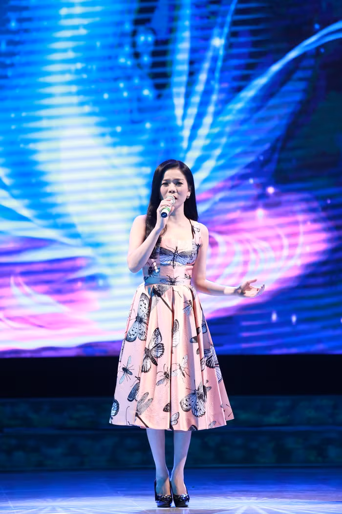 Nữ hoàng phòng trà Lệ Quyên không chỉ góp giọng với những ca khúc nhạc tình mùi mẫn hút hồn khán giả mà còn ủng hộ riêng chương trình 10 triệu đồng.