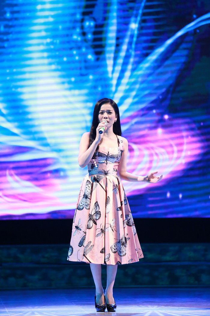 Nữ hoàng phòng trà Lệ Quyên không chỉ góp giọng với những ca khúc nhạc tình mùi mẫn hút hồn khán giả mà còn ủng hộ riêng chương trình 10 triệu đồng.