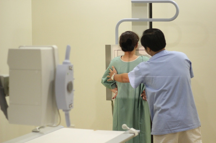 Chuyên viên X-Quang của Phòng khám đang giúp bệnh nhân chụp phim. Chuyên viên X-Quang của Phòng khám đang giúp bệnh nhân chụp phim.