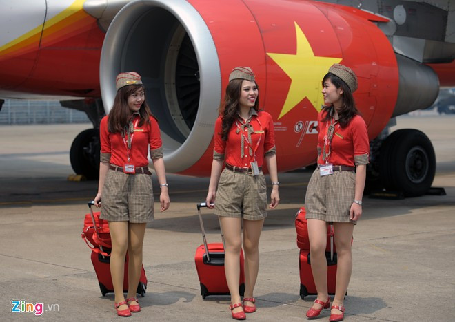 Cô bắt đầu lên máy bay cùng các đồng nghiệp. Sinh ra tại Moscow liên bang Nga, theo học cấp 2 tới đại học tại Mỹ, nhưng hiện Thủy sống và làm việc tại TP.HCM.