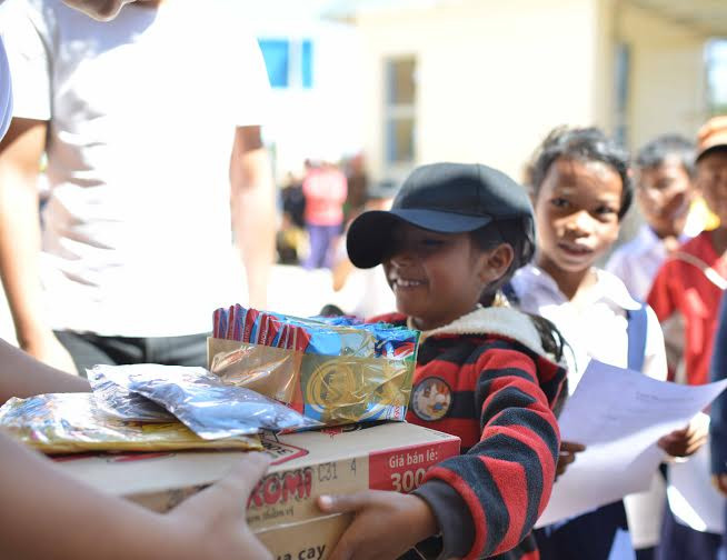 Các em thôn Lsng Tranh (Lạc Dương, Lâm Đồng) vui vẻ nhận quà. Các em thôn Lsng Tranh (Lạc Dương, Lâm Đồng) vui vẻ nhận quà.