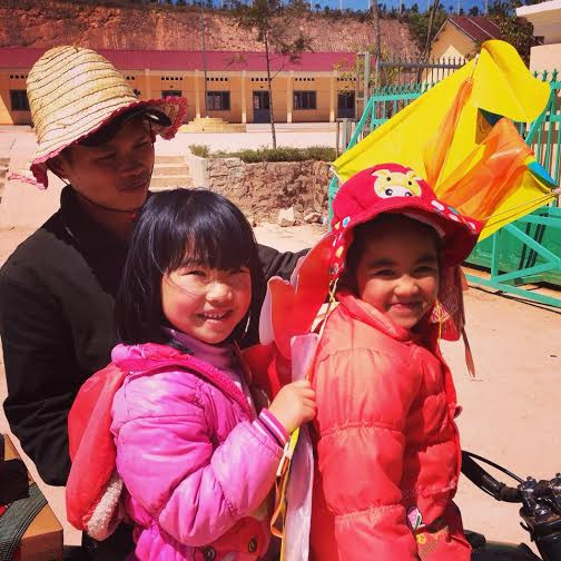 Nhìn những nụ cười trong sáng khi được chơi đùa, chúng tôi mới hiểu rằng, những món quà nhỏ bé kia mới đáng quý với các em biết bao nhiêu. Nhìn những nụ cười trong sáng khi được chơi đùa, chúng tôi mới hiểu rằng, những món quà nhỏ bé kia mới đáng quý với các em biết bao nhiêu.